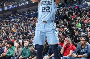 爱游戏APP-公牛三巨头联手，关键时刻神级表现得分突破，莫兰特冲击季后赛！