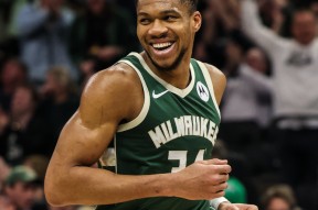 爱游戏官网-唐斯险胜鹈鹕，爆发新星关键表现点燃全场！