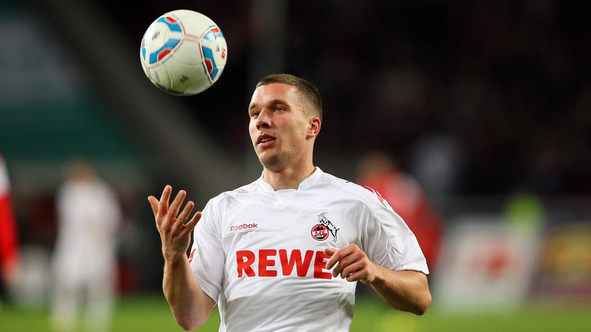 爆冷首场状态出色,湖人观众沸腾!,德布劳内重返赛场赛场气氛高涨